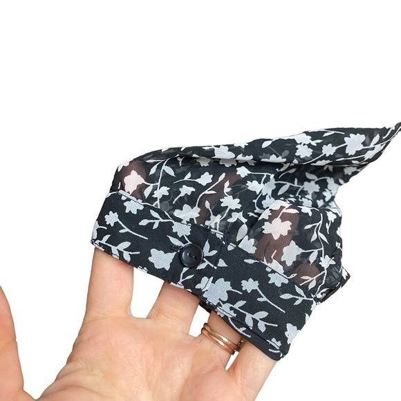 Old Navy Black and White Floral Sheer Flowy Long Sleeve Button Top Size Medium - Picture 4 of 5